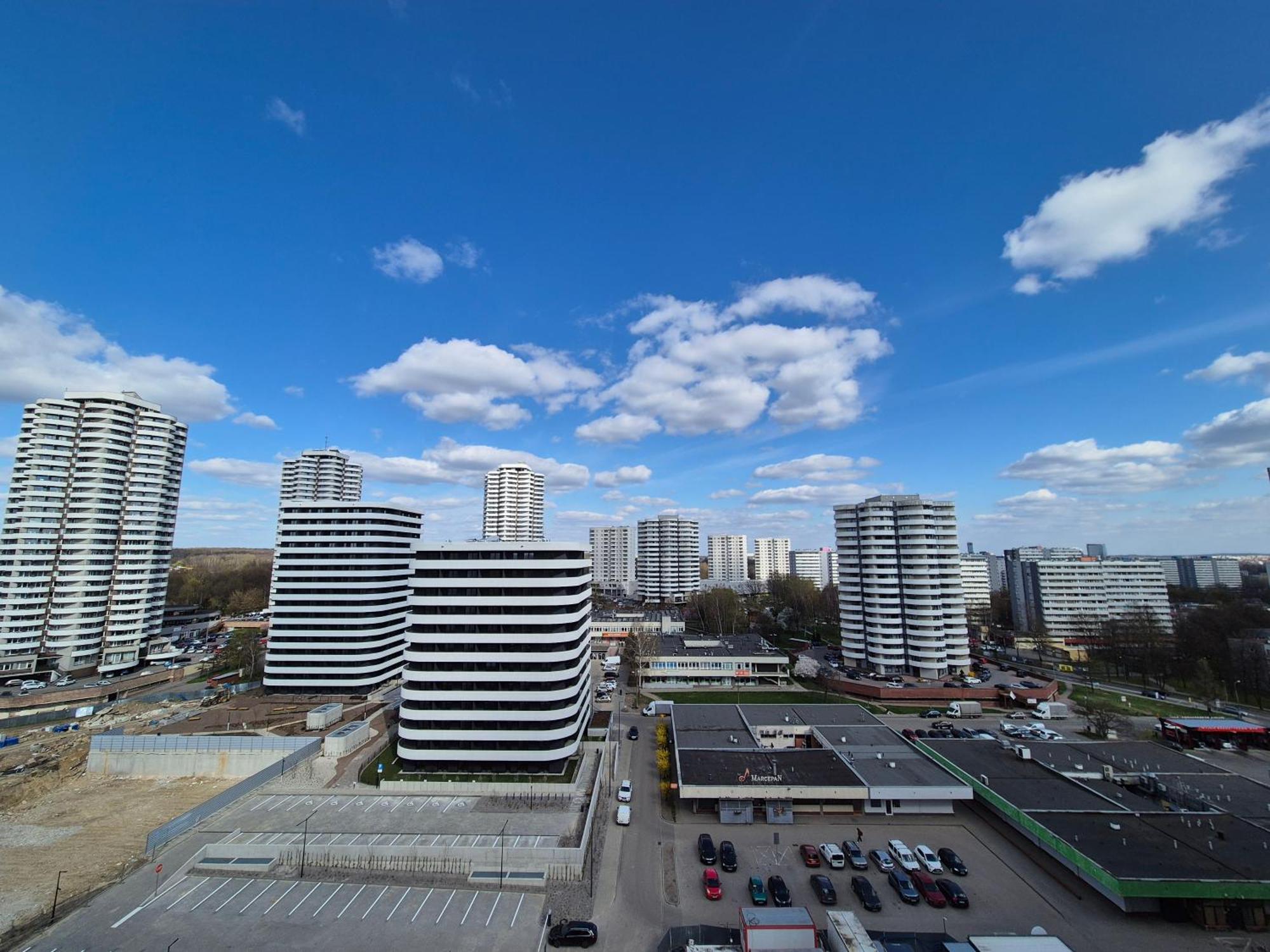 Apartament Wsrod 1000Cy Swiatel - Z Parkingiem W Hali Garazowej- Duzy Balkon Z Lezakami - Piekny Widok Noca Na Panorame Tysiaclecia Katowice Bagian luar foto