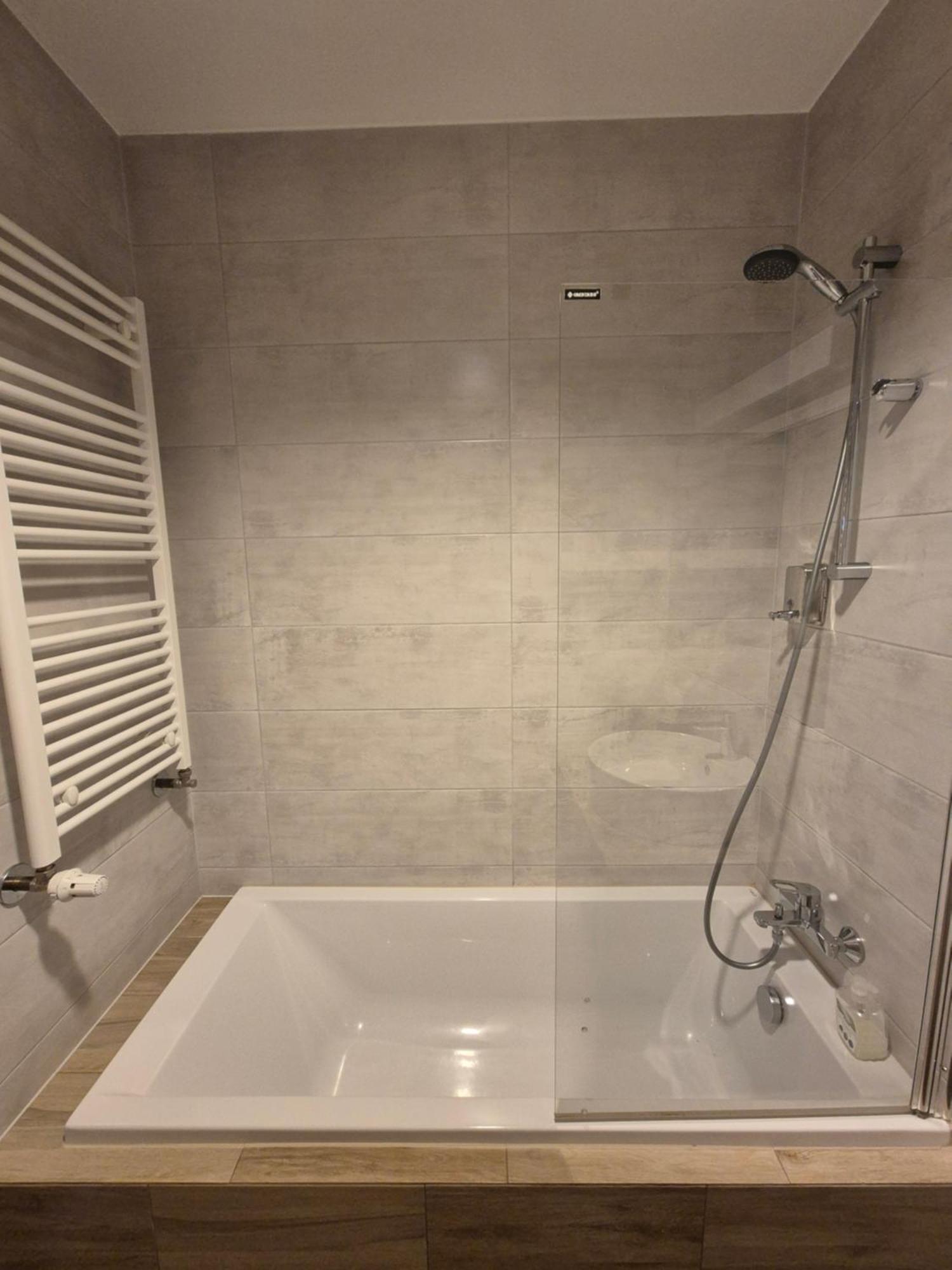 Apartament Wsrod 1000Cy Swiatel - Z Parkingiem W Hali Garazowej- Duzy Balkon Z Lezakami - Piekny Widok Noca Na Panorame Tysiaclecia Katowice Bagian luar foto